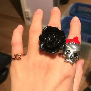 Ringar - Ringar i olika meterial. Observera den till vänster är en lillfinger ring. 32 för en + Frakt 11