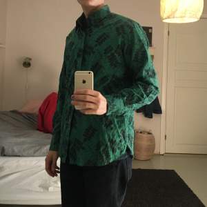 Fin grön mönstrad skjorta i nyskick. Storlek L 😀