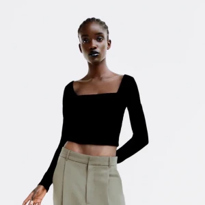 Fyrkantig urringning - Jättefin tröja från zara, säljer pga att det inte var något för mig, prislapp finns kvar. Först till kvarn. Köparen står för frakten 