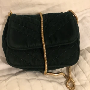 Grön väska i sammet  - Mycket fint skick!  Sammet väska från  Vero Moda med guldigt axelband 