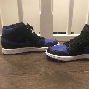 Jordans - Jätte snygga jordans! Royale blue air Jordan One, mids. Sparsamt använda och i storlek 42. Unisex! Bud från 1000 kr, frakt ingår inte. Kan mötas up i Lund/ Löddeköpinge! 