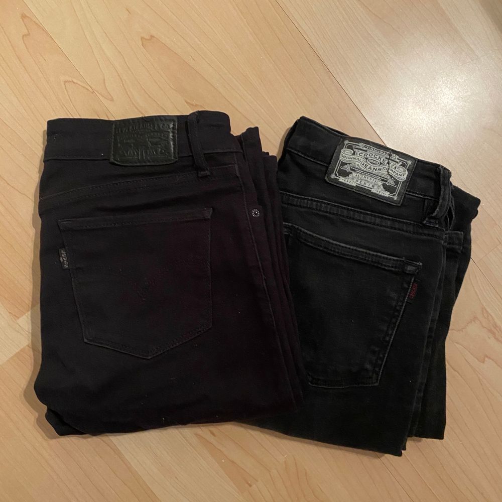 ett par levi’s bootcut & ett par lågmidjade crocker bootcut jeans, båda i stl 25/32. använda men bra skick! 100kr st. Jeans & Byxor.