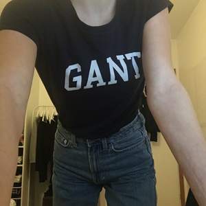 Nästan helt oanvänd Gant T-shirt köpt i Stockholm! Har knappt kommit till användning så den säljs för 150 kr + fraktkostnad! Har inga problem med att förhandla så buda på!