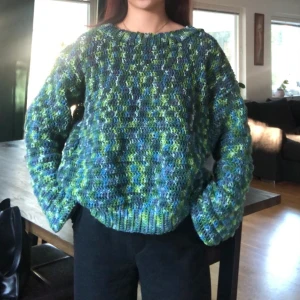 Stickad - Superfin grön stickad tröja. Helt ny ✨✨ passar XS-M beroende på hur man vill att den ska sitta. Frakt 79kr eller så hämtas den vid helenelund eller sollentuna.