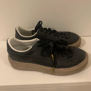 Skor från PUMA - Sparsamt använda skor från PUMA. Köpta ca 2018. Använda alldeles för få gånger. Lite dammiga men annars helt felfria. 