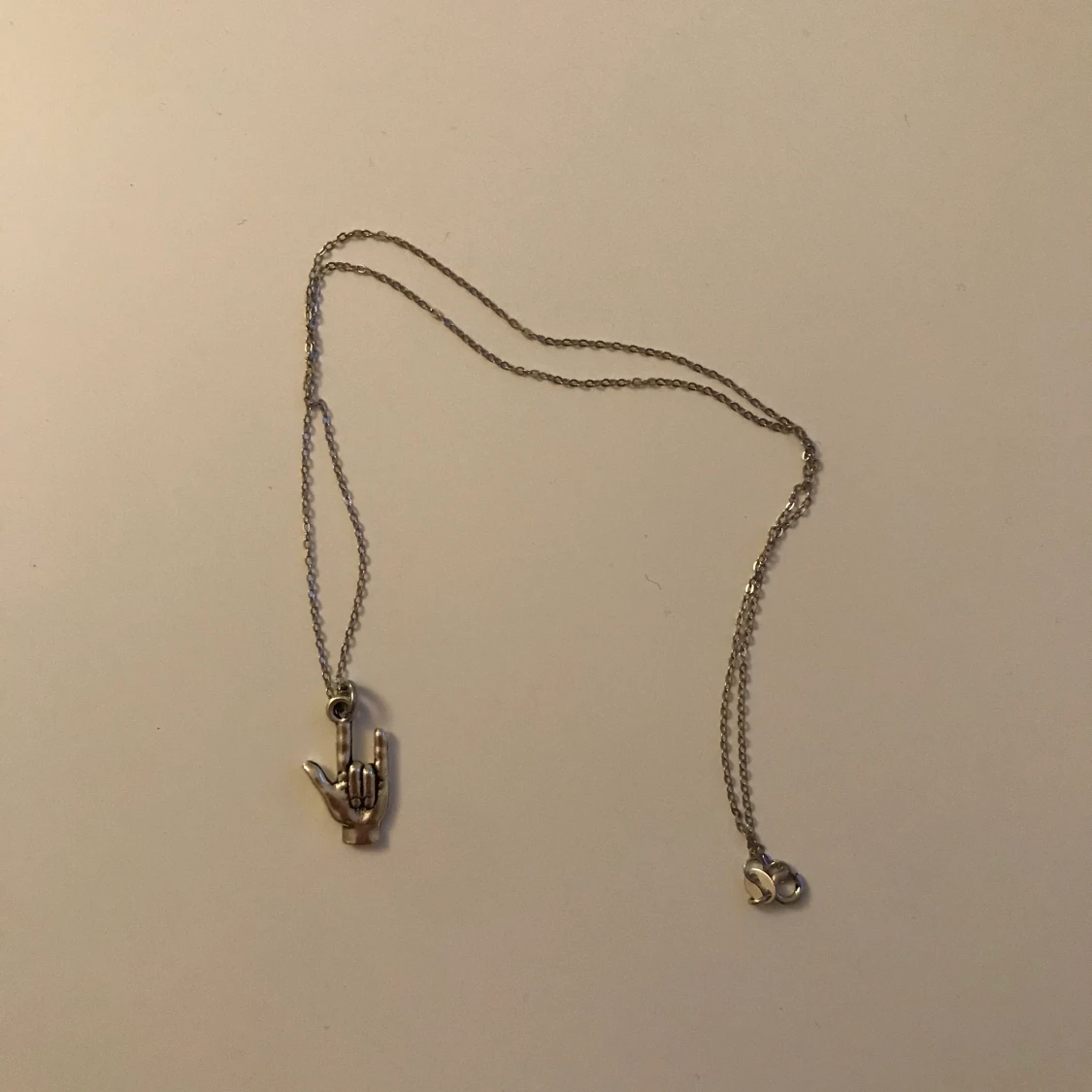 Silvrigt halsband med en hand - 91