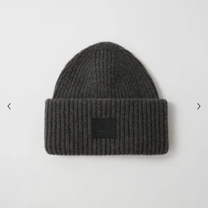 Acne mössa - Jätteskönt och snygg mörkgrå mössa från acne! Använd ett fåtal gånger, nypris 1100kr