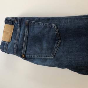 Ny pris: 249kr, använda få gånger, passar storlek S/M bra, sköna jeans som varken sitter tajt eller löst, mörkblå/grå färg, väldigt värda priset.