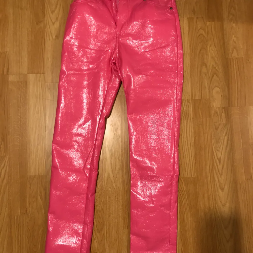 Rosa fake-skinn byxor. Jag har storlek S/36 och dom är för små för mig så passar XS/34. Jeans & Byxor.