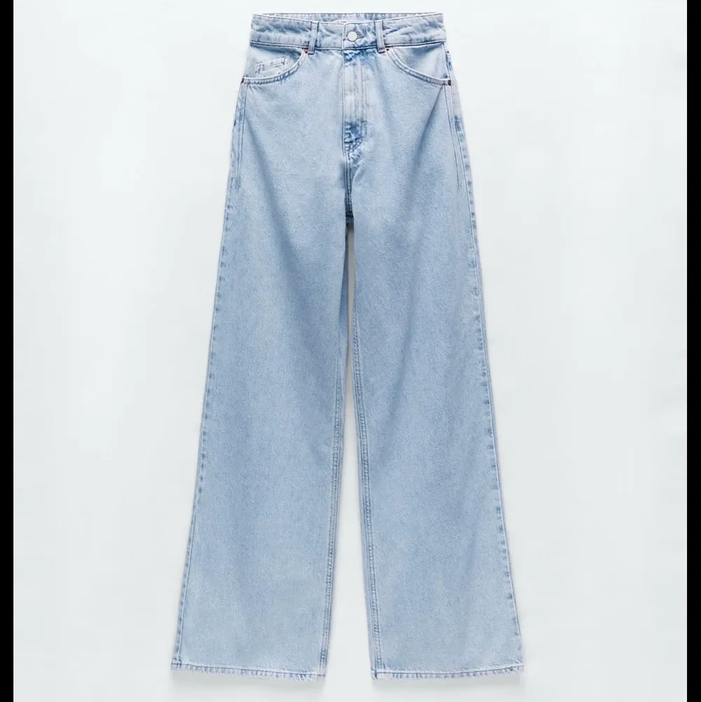 Slutsålda jeans från zara. Helt nya, säljer då de var förstora. Säljer för 250kr plus frakt. Jeans & Byxor.