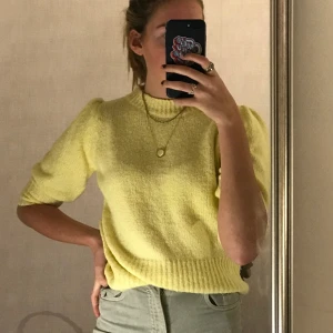 Gul stickad topp - Snygg stickad topp från nakd! Kan skickas, köpare står för fraky