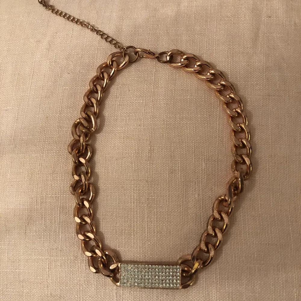 Brons/guld halsband med diamanter. Knappt användt och bra skick. . Accessoarer.