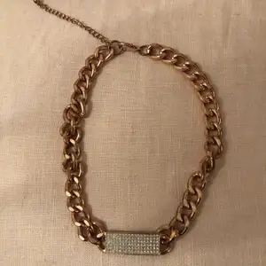 Brons/guld halsband med diamanter. Knappt användt och bra skick. 