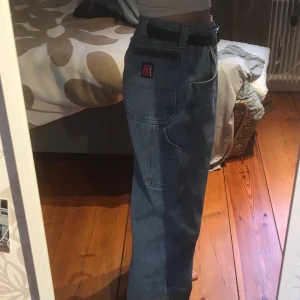 Wrangler jeans  - Vida jeans från Wrangler med coola detaljer på sidorna, funkar perfekt med ett bälte i midjan på mig som vanligtvis har 36