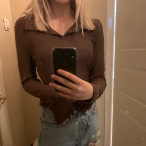 Brun tröja strl m - Säljer denna trendiga tröja med världens finaste färg! Aldrig använd då den är lite stor på mig😖😖strl m