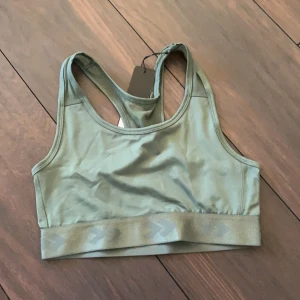 Grön sport-bh  - Fin grön sport-bh från lager 157 med detaljer! Helt ny!