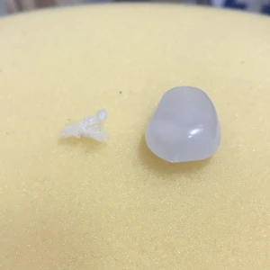 Sten och ludd - Stenen är självlysande därav det dyra priset, luddet kommer med. Stenen kan lysa upp luddet. Fingret är bara för att jämföra.