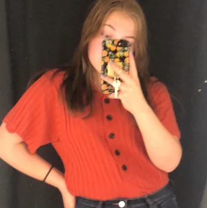 Orange tröja - En äkta ”Margaret top” En Orange tröja från house of Dagmar i storlek S. Använd ca 2 ggr men säljs för den kommer inte till användning tyvärr 🥺 Nypris: 1995kr Pris: 1000kr (kan skicka bevis på nypriset och att det är en äkta Dagmar tröja)🥰 