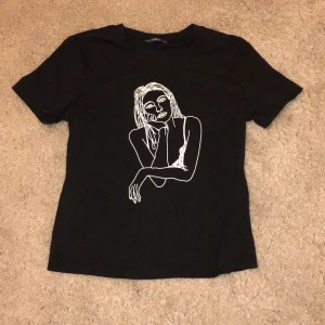 Svart T-shirt  - En svart basic T-shirt från Shein i storlek Xs! Helt oanvänd!