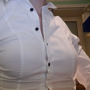 Vit tajt skjorta  - Tajt hållbar skjorta i XS. Jätteskönt material!! Kan mötas upp i Stockholm och frakta!💕