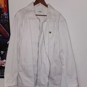 Weekday Jacka - Säljer en jacka med dragkedja från Weekday som jag inte använder längre. Den är i Stl L men är något längre. Jätte bra skick, skriv om intresserad. 