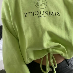 Hoodie - En super snygg hoodie med en fantastisk färg! Hoodien passar alla storlekar från XS-M beroende på hur oversized du vill ha den! Bandet runt midjan framhäven formen så jäkla fint och den går att knyta hur hårt som helst så den passar alla midjor (du kan även välja att nt knyta den alls). För frågor kontakta mig🥰🥰