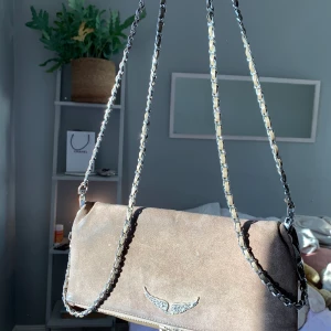 Zadig & Voltaire Rock bag - Axelbandsväska i brunt mockaläder. Inte i nyskick men ändå fortfarande väldigt fin. Butikspris 3000kr. 