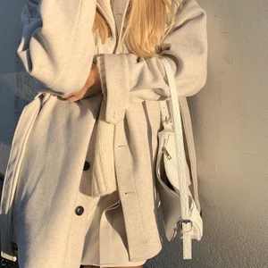 Beige/vit kappa - Säljer min beige/vita kappa som är lite oversized ! Kommer från Nelly.com, säljer pga använder inte så ofta! (Bilden är lånad) - Kan skicka bilder om det skulle önskas. Nypris: 699kr🥰 Bud: 650kr