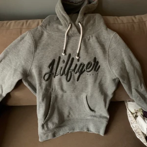 Tommy hilfiger hoodie - En grå Tommy hilfiger hoodie, aldrig använd då den är för liten. 
