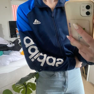 Kofta - Super cool tröja/kofta från adidas i supercoola färger! Jag är en S och tröjan sitter på mig som på bilderna! Fint skick knappt använd. Kontakta för frågor!💗💗
