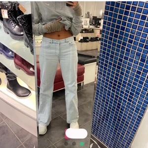 Jeans från &other stories  - (SISTA CHANSEN ATT BUDA NU!!)Jeans från & other stories, storlek 25, innerbenslägden är ca 75cm💕 low/mid waist!! säljer då dom är alldeles försmå och inte kommit till så mycke användning, inga defekter mm. Väldigt bra skick. Bilderna är lånade pga får knappt på mig byxorna längre🥺  Kan självklart skicka bilder på byxorna (inte på) Ställ gärna mer frågor om du har några🥰 HÖGSTA BUD:600kr❤️(AVSLUTAR BUDGIVNING IKVÄLL!)