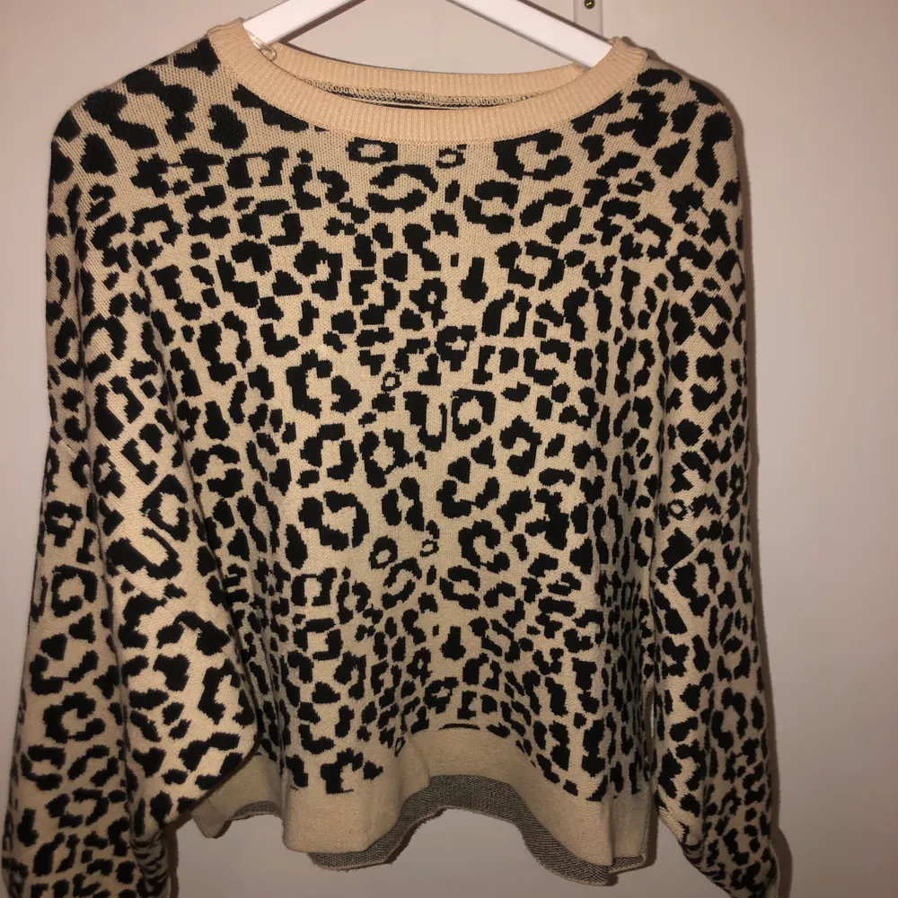 Leopard tröja från Ginatricot, använd bara ett fåtal gånger!! Skickar fler bilder vid intresse💕. Tröjor & Koftor.