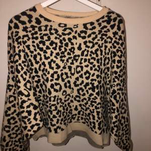 Leopard tröja från Ginatricot, använd bara ett fåtal gånger!! Skickar fler bilder vid intresse💕