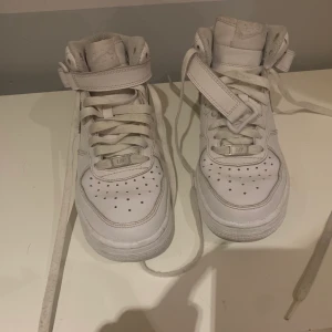 Air force mid - Knappt använda, tyvärr för små för mig