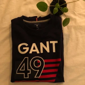 Marinblå GANT tröja - En fin tröja som är otrolig skön och funkar utmärkt till vardag men även till festliga tillfällen. Storlek M men nästan som S. Skicka vid intresse!!! 😊😊😊😊