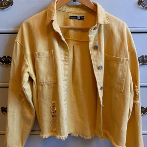 Gul jeansjacka  - Sliten jeansjacka ifrån boohoo, går att ha tjocktröja under! Knappt använd så jätte fint skick 