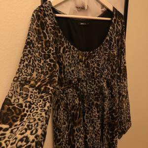 En snygg och skön klänning i leopardmönster från Ginatricot 😍 (Kan mötas i Hbg men kan även frakta, isåfall står köparen för fraktavgiften!) 