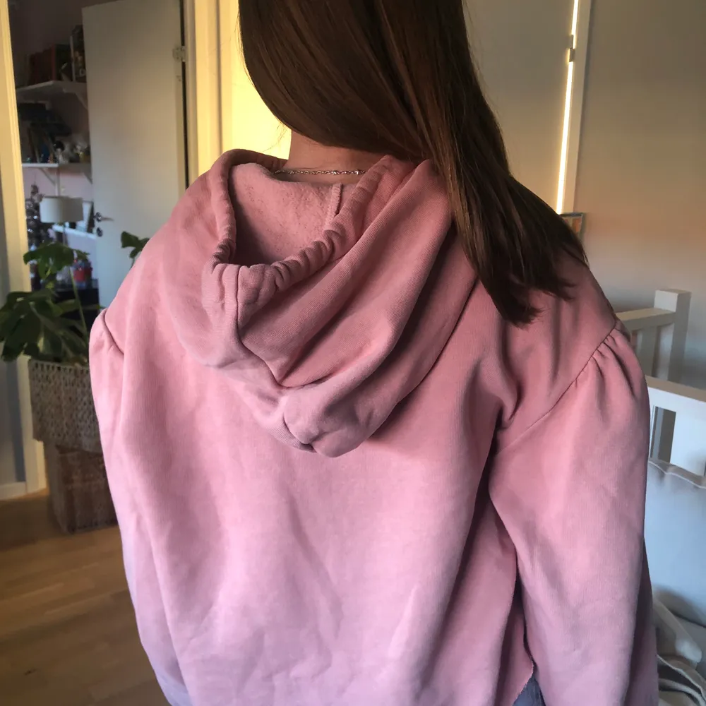 En jättefin rosa hoodie använd ett få tal gånger. Storlek XS/S men passar även M. I fint skick💖💖. Hoodies.