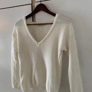 Söt stickad tröja med V neck. Använd 1 gång men har inte kommit till mer användning så säljer💕. Stolek XS men passar S oxå!