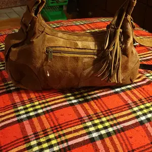 Säljer den 50 talet unik väska eftersom jag har l andra den är I mycket bra skick och ser ut fint .Jag vet inte hur mycket kostar den nu.men bud i kommenterna ink frakt. 