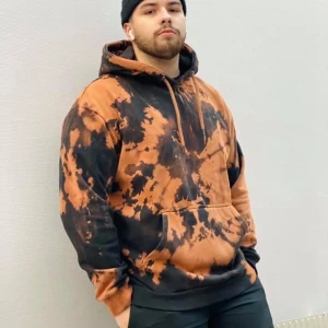 Chlorine Dreams Hood - unisex - Här har vi vår Chlorine Dreams Hood och killen bär storlek M. Hoodien finns i storlekarna M och L! Lägg din beställning genom att skriva till oss här på Plick eller Instagram/Facebook @donclothing_uf