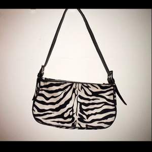 Jätte fin och trendig handväska med zebra print från Ginatricot, jätte bra skick. Jag köpte den för 300kr och dess riktiga namn är ”Amelie bag”, dock är den slutsåld på hemsidan. Måtten är: 22*15*5 cm.💓