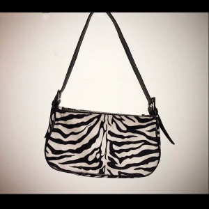 Zebra väska från Ginatricot  - Jätte fin och trendig handväska med zebra print från Ginatricot, jätte bra skick. Jag köpte den för 300kr och dess riktiga namn är ”Amelie bag”, dock är den slutsåld på hemsidan. Måtten är: 22*15*5 cm.💓