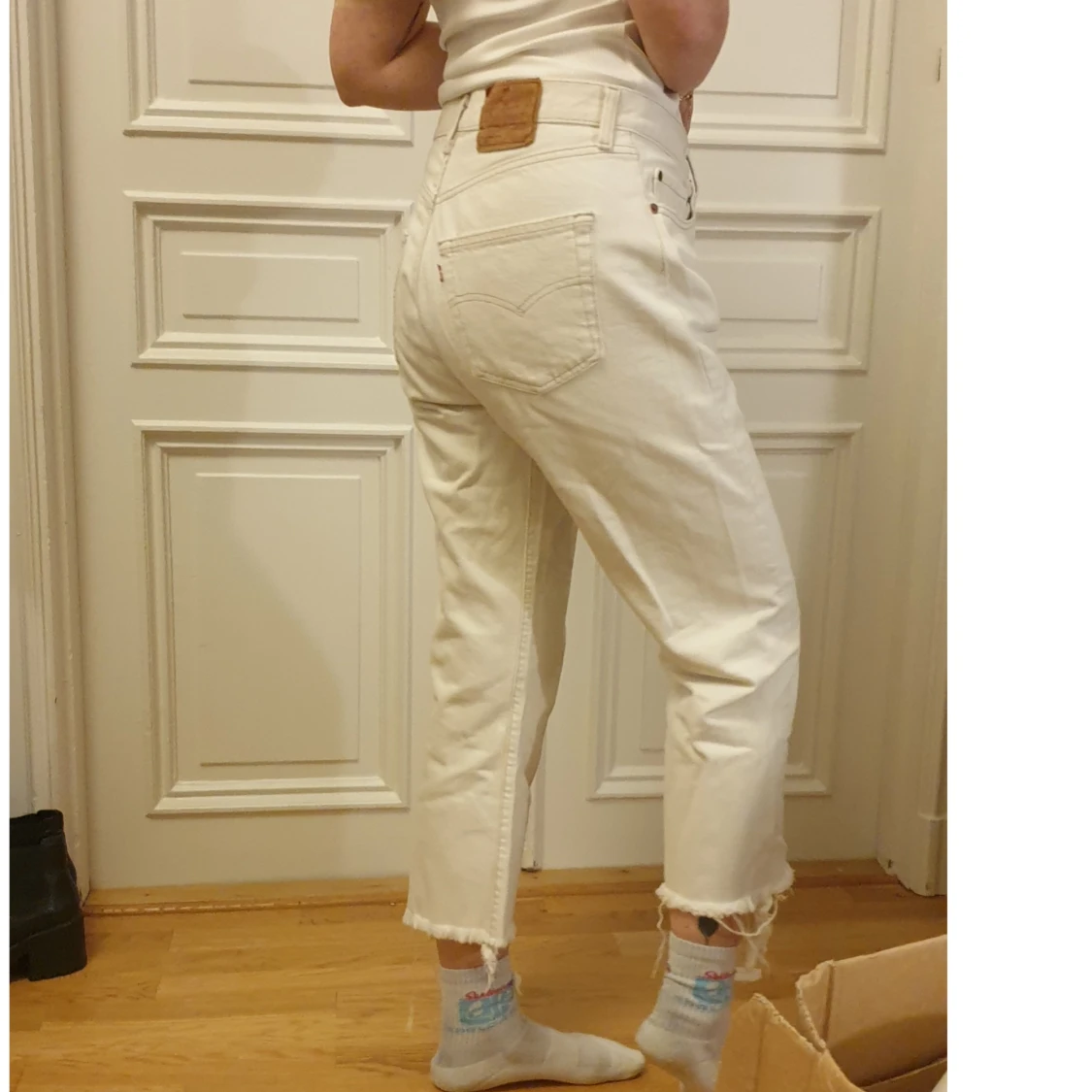 Vita utsvängda levis  - 90