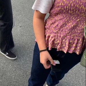 prickig top 💖 - Säljer denna superfina toppen jag ”sytt om” till en tröja, det är egentligen en klänning så egentligen kan man ta bort stygnen å använda den som en klänning med 🥰 skulle säga att den passar allt från xs-m då den e riktigt stretchig ! köparen står för frakt 🚚 