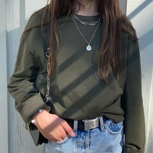 Sweatshirt - Zara 💙💙 - En basic sweatshirt som passar bra till det mesta          Kommer ifrån zara. 😊