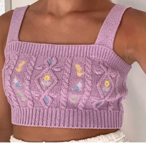 Topp från Zara - Säljer denna populära toppen från Zara. Den är knappt använd. Säljer för 200kr ink frakt🤍 pris går att diskutera (Lånad bild)