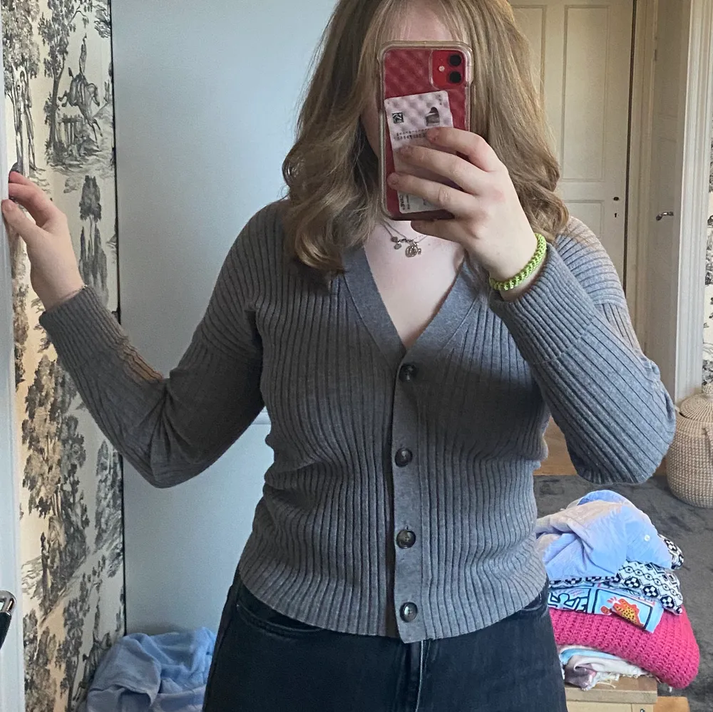 Gray cardigan from banana republic bought around March 2020. Used very few times and in new condition. Fits slightly larger than a medium but looks good on most sizes as it is stretchy. Price negotiable if quick (original price 78$) . Tröjor & Koftor.