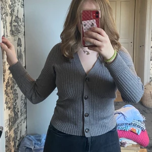 Banana republic cardigan - Gray cardigan from banana republic bought around March 2020. Used very few times and in new condition. Fits slightly larger than a medium but looks good on most sizes as it is stretchy. Price negotiable if quick (original price 78$) 