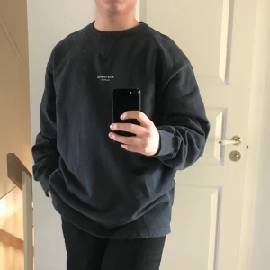 Acne Studios Reverse Logo Sweater  - Enligt mig en av de fetaste modellerna någonsin. Färg: grå/svart. Skick: 8/10. Fit: väldigt oversize. Säljs nya för runt 3000kr så väldigt bra pris. En av de nyare modellerna på tröjan. Frakt inkluderat i priset:-) 